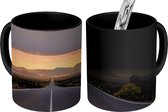 Magische Mok - Foto op Warmte Mok - Een weg die naar een berglandschap loopt - 350 ML