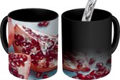 Magische Mok - Foto op Warmte Mok - Granaatappel - Zaden - Tafel - Blauw - 350 ML
