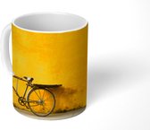 Mok - Koffiemok - Een fiets op een gele achtergrond - Mokken - 350 ML - Beker - Koffiemokken - Theemok