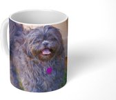 Mok - Een zwarte Shih Tzubi hond bij een hek - 350 ML - Beker
