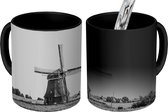 Magische Mok - Foto op Warmte Mok - Zwart-wit foto van een molen in Volendam - 350 ML