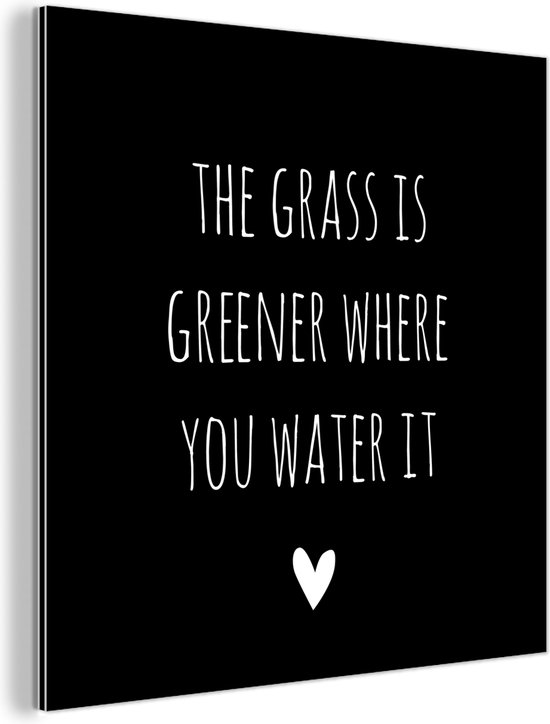Wanddecoratie Metaal - Aluminium Schilderij - Engelse quote The grass is greener where you water it met een hartje tegen een zwarte achtergrond - 20x20 cm - Dibond