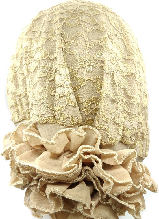 Beige hoofddoek met gouden bloemenkant en beige ruches onderaan.