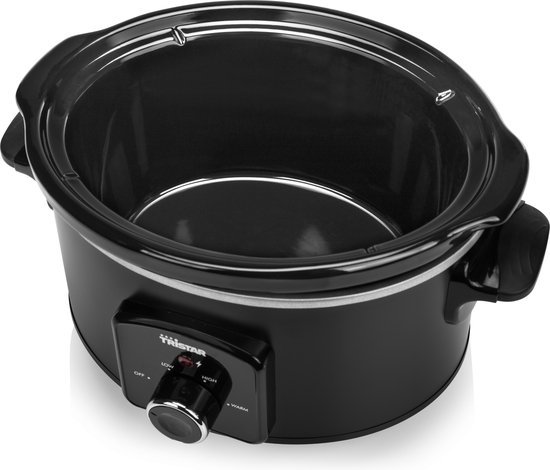 Zwarte, lege slowcooker met de bedieningsknop zichtbaar.
