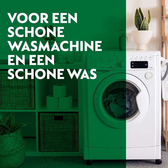 Une machine à laver blanche est placée à côté d'une étagère avec des paniers en osier. Une plante est dans un panier à côté. Texte imprimé vert et blanc.