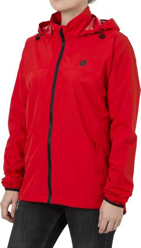 Vrouw in een rode AGU regenjas met capuchon en zwarte rits.