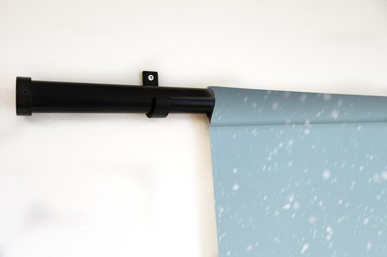 Tenture murale Noël - Un sapin de Noël dans un paysage enneigé et un ciel bleu Tenture murale coton 150x100 cm - Tapisserie murale avec photo