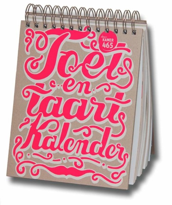 Toets en Taart Kalender met roze typografie en spiraalbinding.