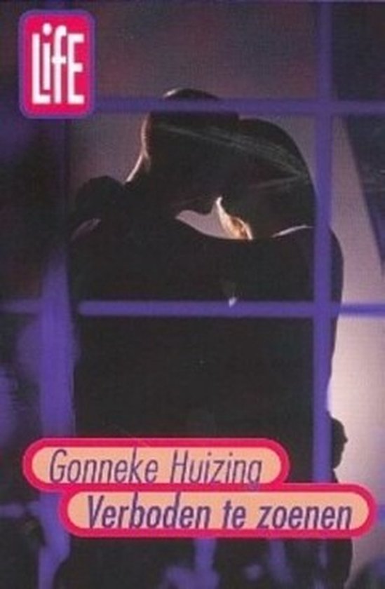 Een boek met de titel 'Verboden te zoenen' van Gonneke Huizinga. Twee silhouetten die elkaar omhelzen.