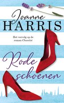 Boekomslag met twee rode suède pumps en lavendel op een blauw gestreepte achtergrond. Titel: Rode schoenen.