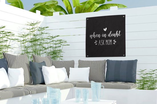 Citation de la fête des mères '' When in doute ask mom '' sur fond noir poster jardin 50x50 cm