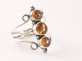 Opengewerkte zilveren ring met 3 amber stenen - maat 17