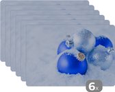 Placemat - Placemats kunststof - Een set blauwe en zilveren kerstballen bevinden zich in de sneeuw - 45x30 cm - 6 stuks - Hittebestendig - Anti-Slip - Onderlegger - Afneembaar