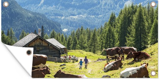 Tuinposter Boerderij in de bergen van Oostenrijk - 80x40 cm - Wanddecoratie Buiten - Tuinposter - Tuindoek - Schuttingposter - Tuinschilderij