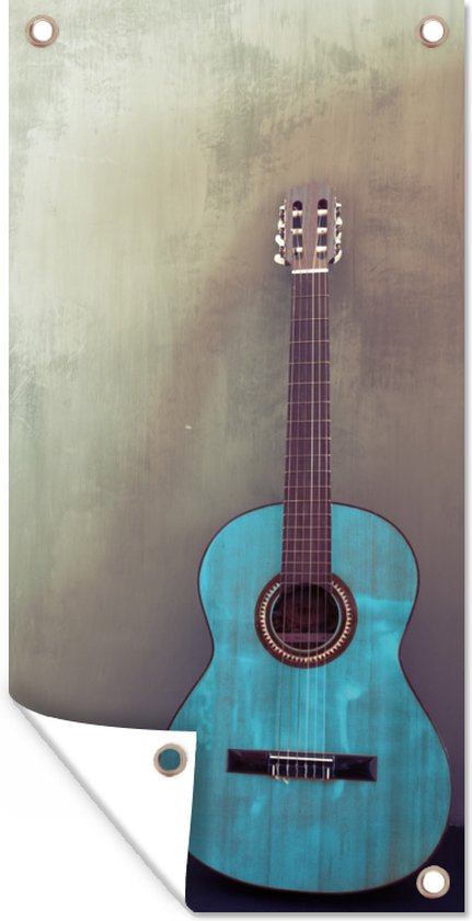 Wanddecoratie buiten Gekleurde akoestische gitaar in een kamer met een betonnen muur - 80x160 cm - Tuindoek - Buitenposter