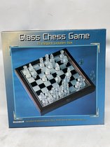 Schaakspel in houten opbergkist met 32 glazen schaak stukken en spiegel speelbord.