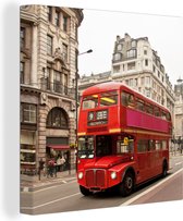 Canvas Schilderij Een rode dubbeldekker bus in Londen - 90x90 cm - Wanddecoratie