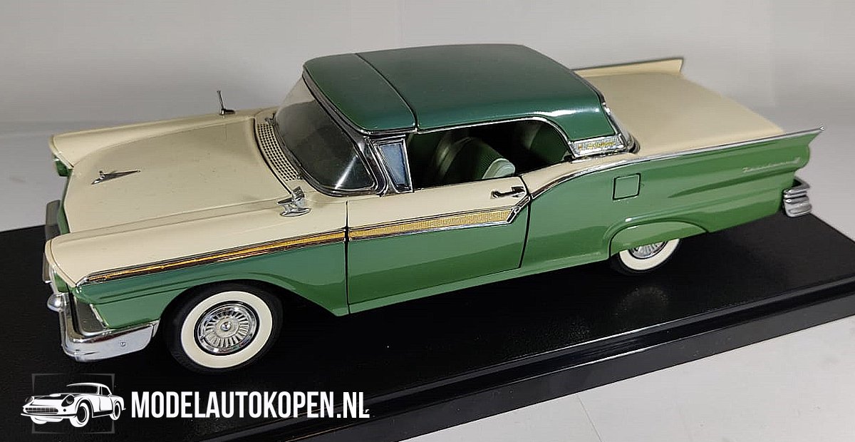 1957 Ford Fairlane (Creme/Groen) (20 cm) 1/24 Danbury Mint - Model auto - Schaalmodel - Modelauto - Miniatuur autos