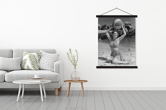 Photo de vacances Vintage d'une femme avec un ballon de plage en papier poster  noir et