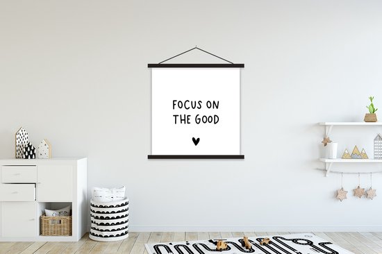 Affiche scolaire - Citation anglaise Focus sur le bien avec un coeur sur fond blanc - 90x90 cm - Lattes noires