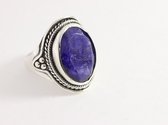 Bewerkte zilveren ring met blauwe saffier - maat 16.5