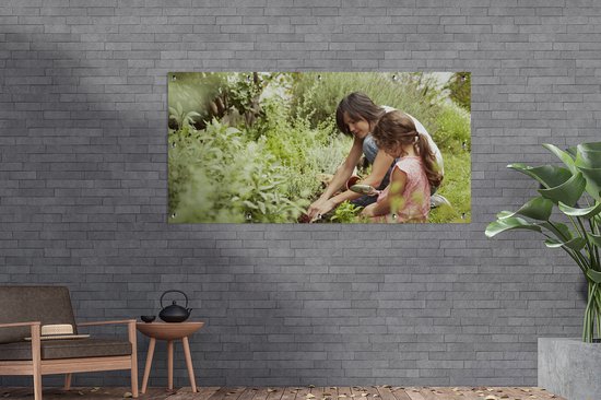 Décoration murale extérieur Mère et fille plantant ensemble dans le jardin - 160x80 cm - Toile jardin - Affiche extérieure.