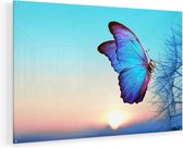 Artaza Glasschilderij - Blauwe Vlinder Bij Paardenbloemen  - 135x90 - Groot - Plexiglas Schilderij - Foto op Glas