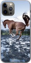 Geschikt voor iPhone 12 Pro hoesje - Bokkend paard in de waterplassen - Siliconen Telefoonhoesje