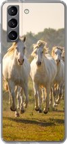Geschikt voor Samsung Galaxy S21 hoesje - Galopperende witte paarden - Siliconen Telefoonhoesje