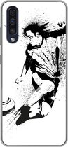 Geschikt voor Samsung Galaxy A30s hoesje - Een illustratie van een persoon die een voetbal richting doel schiet - Jongens - Jongetje - Kind - Siliconen Telefoonhoesje