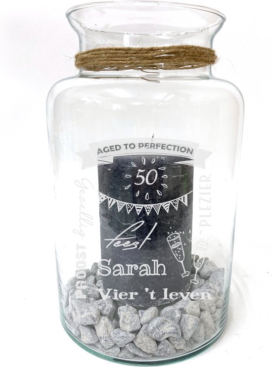Windlicht/Vaas met tekst gravure: SARAH. Cadeau-50 jaar-sarah. Zonder kaars en stenen. Het formaat is 30cm, 16cm doorsnede.
