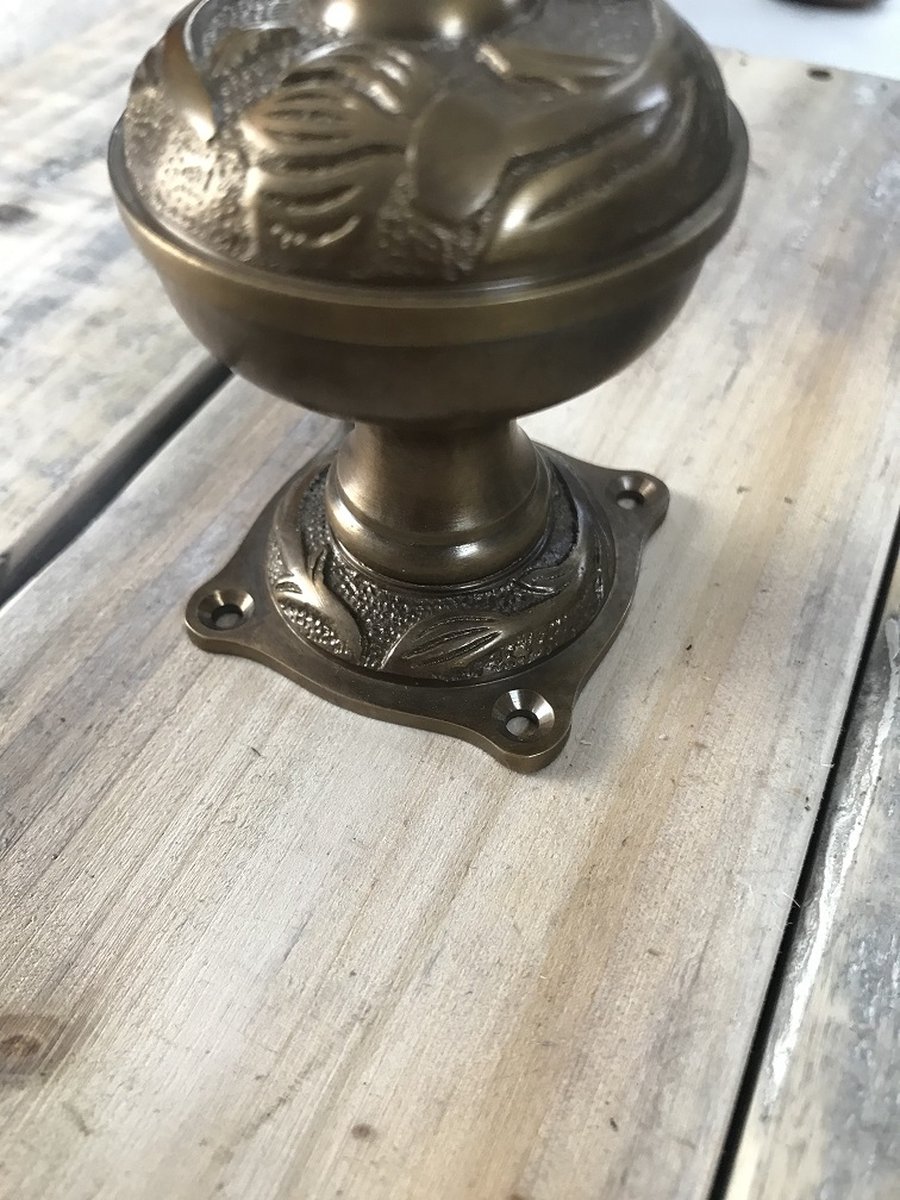 1 deurknop , Art Nouveau Knop met Rosette , gepatineerd messing, draaibaar.