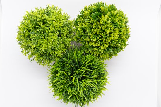 Trois plantes artificielles vertes aux formes de feuilles variées, vues de dessus.