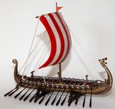 Gedetailleerd Vikingschip met drakenkop