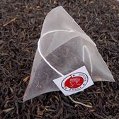 Assam Thee (TGFOP) - Premium zwarte thee met natuurlijke honingsmaak - 15 Piramide Theezakjes - Natuurvriendelijke Piramide Theezakjes in Kraftverpakking - by Evans & Watson
