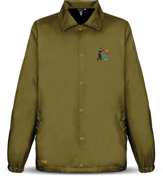 Olijfgroene coachjas met geborduurde politieagent die een man in rood shirt slaat.