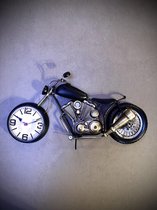 Table clock metal motorcycle 23 cm hoog - tafelklok - uurwerk - horloge - industriestijl - vintage - industrieel - klok - tafel - metaal - cadeau - geschenk - relatiegeschenk - ker
