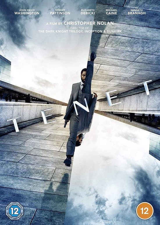 Poster van de film Tenet met John David Washington in een grijs pak, hangend aan een gebouw. De tekst 'TENET' is op het gebouw geschreven.