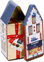 Leonidas ‘Home Sweet Home’ | Blik Hollandse Huisjes | Rood/Blauw | 500 gram | Relatiegeschenk | Mannencadeau | Vrouwencadeau | Valentijnsdag | Cadeaupakket | Cadeau voor man | Cade