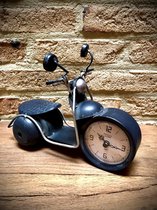 Table clock metal motorcycle 17 cm hoog - tafelklok - uurwerk - horloge - industriestijl - vintage - industrieel - klok - tafel - metaal - cadeau - geschenk - relatiegeschenk - kerst - nieuwjaar - verjaardag - origineel – interieur