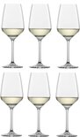 Six verres à vin vides remplis de vin blanc, sur fond blanc.