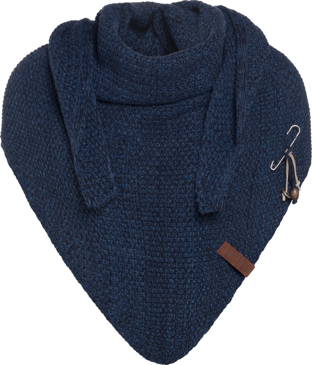 Knit Factory Coco Gebreide Omslagdoek - Driehoek Sjaal Dames - Dames sjaal - Wintersjaal - Stola - Wollen sjaal - Blauw gemelêerde sjaal - Jeans/Navy - 190x85 cm - Inclusief sierspeld