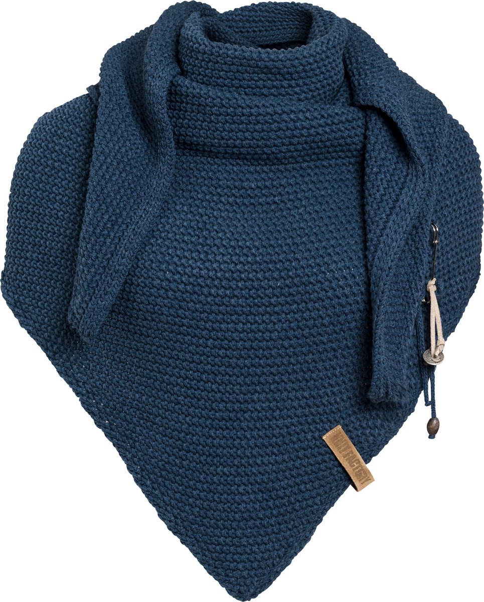 Knit Factory Coco Gebreide Omslagdoek - Driehoek Sjaal Dames - Dames sjaal - Wintersjaal - Stola - Wollen sjaal - Donkerblauwe sjaal - Jeans - 190x85 cm - Inclusief sierspeld