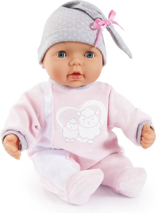 Babypop in roze slaappakje met grijze stippenmuts.
