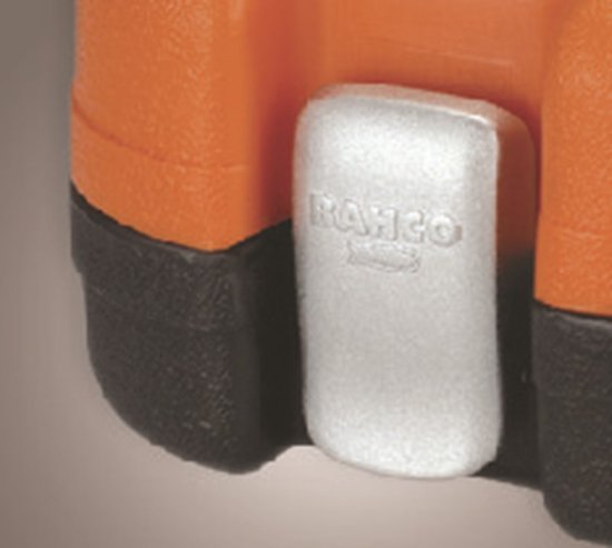 Een close-up van de zilverkleurige sluiting met Bahco logo op een zwarte en oranje gereedschapskoffer.