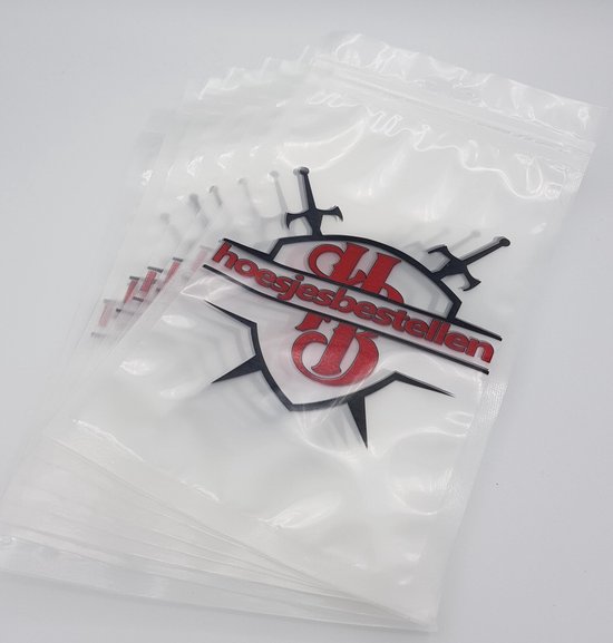 Pile de sacs en plastique transparent avec le logo noir et rouge 'HoesjesBestellen' avec des épées.