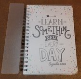 LIBOZA - Agenda 2022 ´Learn Something New Every Day’ - met Eco Pen - Leuke Vlotte Agenda - 17,5 x 13 cm - Ringband - Stevige beschermomslag - Jaarkalender 2023 - Ruimte telnrs - Cadeau