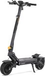 Grijze elektrische scooter met brede banden, schokdempers en een digitaal display.