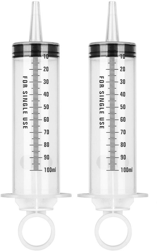 Twee lege 100 ml spuiten met "FOR SINGLE USE" erop.