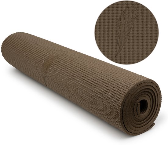 Opgerolde bruine yogamat met reliëf van een veer en een detail van het patroon.